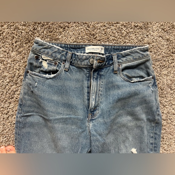 Abercrombie and Fitch High Rise Mom Jean Curve Love - Picture 4 of 5